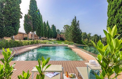 Asciano House | Casa Giobatta E: A characteristic and welcoming apartment that is part of an ancient country house surrounded by the greenery, with Free WI-FI.