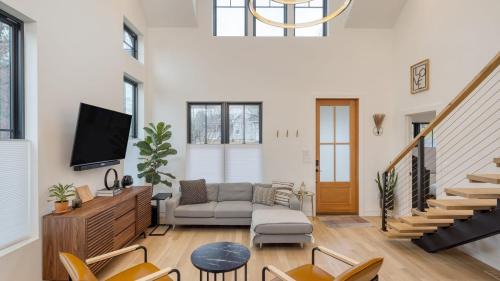 Candler House | Casa Grada by AvantStay Loft-Style Group Retreat