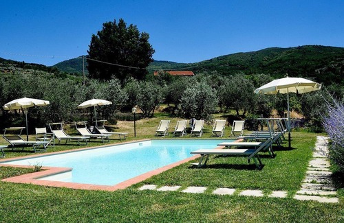 Castelfranco di Sopra House | Casa Leggiadra C: A characteristic apartment that is part of an ancient country house.