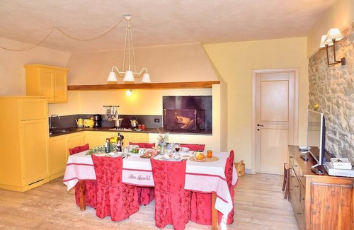 Castelfranco di Sopra House | Casa Leggiadra D: A characteristic apartment that is part of an ancient country house.