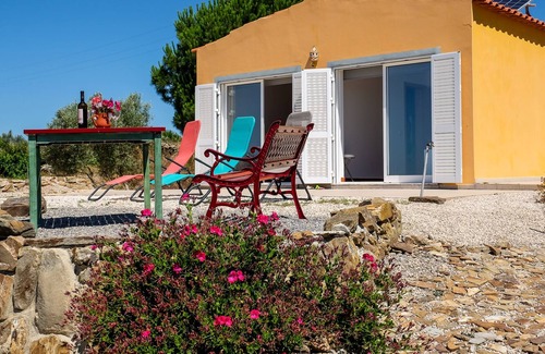 Fonte do Bispo Cottage | Casa Lynx, secluded hill top 2 bedroom getaway with pool and fenced garden