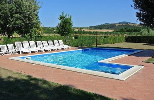 Campagnatico House | Casa Maggiorana C: A characteristic and welcoming apartment that is part of an ancient country house surrounded by the greenery, with Free WI-FI.