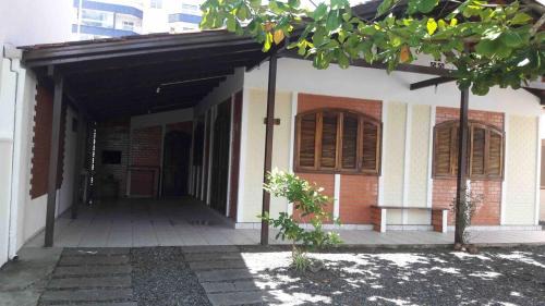 Enseada House | Casa na Enseada - Rua Maceió - 70 metros da Prainha