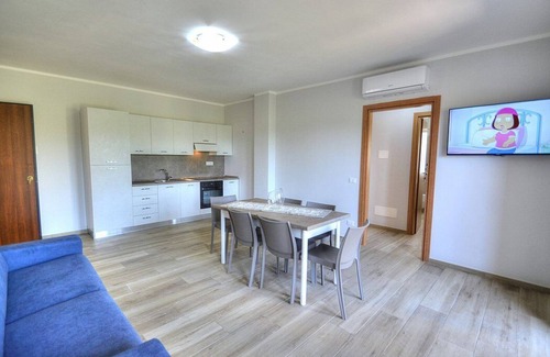 Casal Velino House | Casa Ondina A: A welcoming apartment situated in a quiet location, a few minutes from the town center, with Free WI-FI.