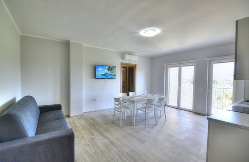 Casal Velino House | Casa Ondina B: A welcoming apartment situated in a quiet location, a few minutes from the town center, with Free WI-FI.