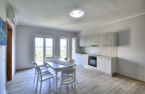 Casal Velino House | Casa Ondina B: A welcoming apartment situated in a quiet location, a few minutes from the town center, with Free WI-FI.