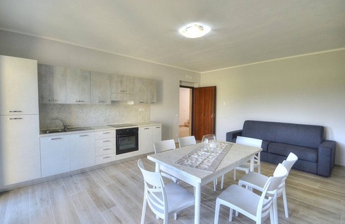 Casal Velino House | Casa Ondina B: A welcoming apartment situated in a quiet location, a few minutes from the town center, with Free WI-FI.