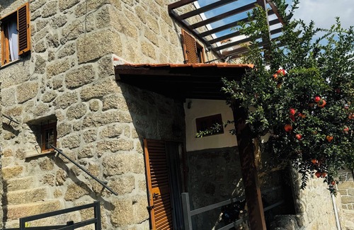 Celorico da Beira Cottage | Casa Romã - Moradia em Pedra com Vista Para Parque Natural da Serra da Estrela