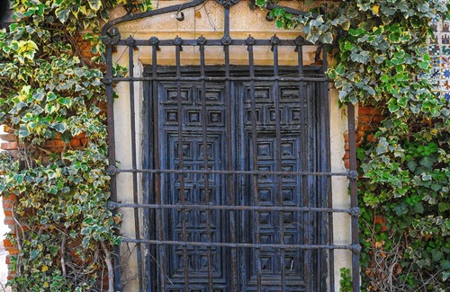 Torrejon de Velasco House | Casa Serenna, Majestuosa Casa del Siglo XVII: Lujo Moderno, Jardín Encantador y Piscina Privada. Ma