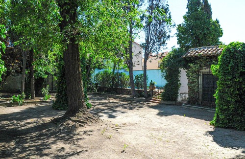 Torrejon de Velasco House | Casa Serenna, Majestuosa Casa del Siglo XVII: Lujo Moderno, Jardín Encantador y Piscina Privada. Ma