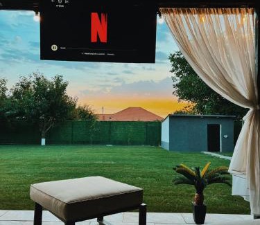 Douazeci si Trei August House | Casa Simon