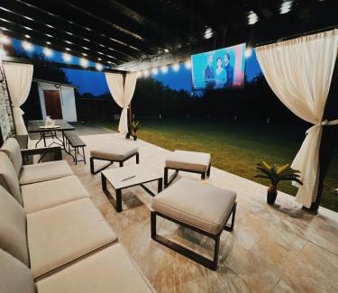 Douazeci si Trei August House | Casa Simon