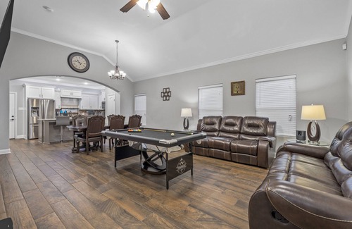 Bellmead House | Casa Villa de Mando! Minutes away from Silos & BU