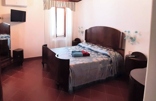 Castelnuovo Cilento Bed & Breakfast | Casale Battaglini B&b is nestled in a green oasis of Cilento, Elea Velia.