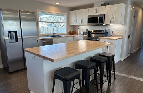 Southeast Eugene House | Cascade Cottage: Comfy & Cozy, family friendly, close to dining, parks, wineries