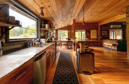 Baring House | Cascade Crossing- fenced yard, spa, tons of amenities near Stevens Pass