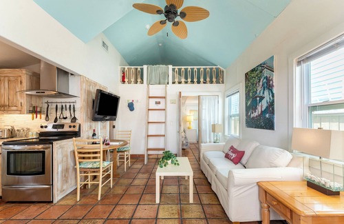 Uptown - Upper Duval House | Casita de Catherine by AvantStay | 1 Block to Duval St w/Hot Tub!