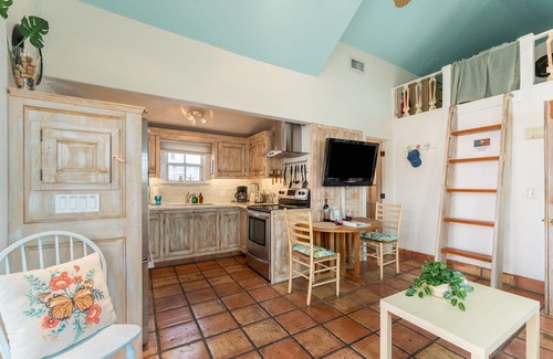 Uptown - Upper Duval House | Casita de Catherine by AvantStay | 1 Block to Duval St w/Hot Tub!