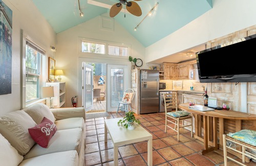 Uptown - Upper Duval House | Casita de Catherine by AvantStay | 1 Block to Duval St w/Hot Tub!