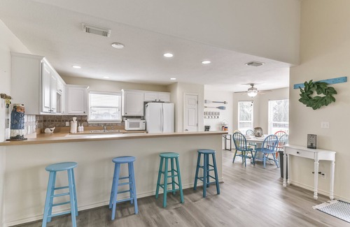 Indian Beach House | Casita Del Mar: Cozy Galveston Beach House short walk to the beach!