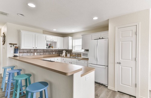 Indian Beach House | Casita Del Mar: Cozy Galveston Beach House short walk to the beach!