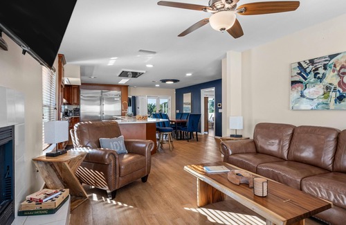 Painters Hill House | Castle, 2 mstrs, Pvt Pickleball, htd Pool/SPA, mini-golf, fish, dock, ping pong