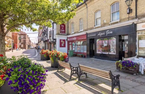 Wainscot Apartment | Castle Garden View - Two Steps from Central Rochester High Street