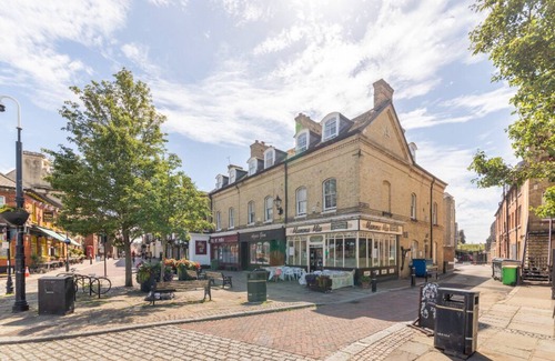 Wainscot Apartment | Castle Garden View - Two Steps from Central Rochester High Street