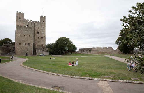 Wainscot Apartment | Castle Garden View - Two Steps from Central Rochester High Street