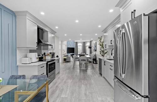 Bowmanville House | Castle in Bowman*Close to Port Darlington*Whole House*Arcade*King Bed*Backyard*