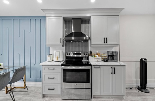 Bowmanville House | Castle in Bowman*Close to Port Darlington*Whole House*Arcade*King Bed*Backyard*