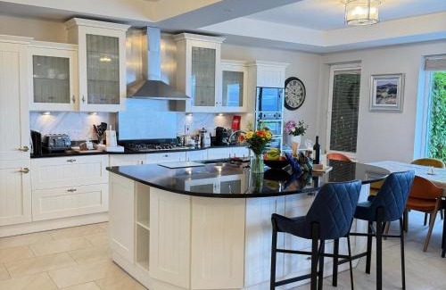 Kilnabrack Upper House | Castle View House - Luxury Vacation Home with Mountain & Sea Views - 5 min walk to Glenbeigh Village - 10 min drive to Rossbeigh Beach & Dooks Golf Course - On the Ring of Kerry-Wild Atlantic Way - 30 minute drive from Muckross House and National Park