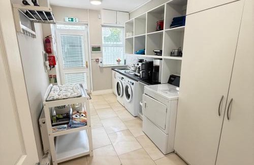 Kilnabrack Upper House | Castle View House - Luxury Vacation Home with Mountain & Sea Views - 5 min walk to Glenbeigh Village - 10 min drive to Rossbeigh Beach & Dooks Golf Course - On the Ring of Kerry-Wild Atlantic Way - 30 minute drive from Muckross House and National Park