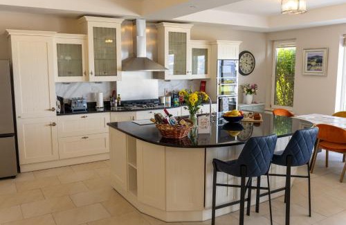 Kilnabrack Upper House | Castle View House - Luxury Vacation Home with Mountain & Sea Views - 5 min walk to Glenbeigh Village - 10 min drive to Rossbeigh Beach & Dooks Golf Course - On the Ring of Kerry-Wild Atlantic Way - 30 minute drive from Muckross House and National Park