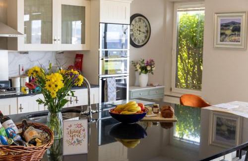 Kilnabrack Upper House | Castle View House - Luxury Vacation Home with Mountain & Sea Views - 5 min walk to Glenbeigh Village - 10 min drive to Rossbeigh Beach & Dooks Golf Course - On the Ring of Kerry-Wild Atlantic Way - 30 minute drive from Muckross House and National Park