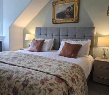 Dunfermline Apartment | Castleblair Snug - Entire Flat in Dunfermline