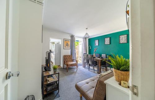 Wainscot House | CastleView Haven - Contractors welcome -Strood Rochester sleeps 12