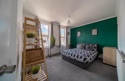 Wainscot House | CastleView Haven - Contractors welcome -Strood Rochester sleeps 12