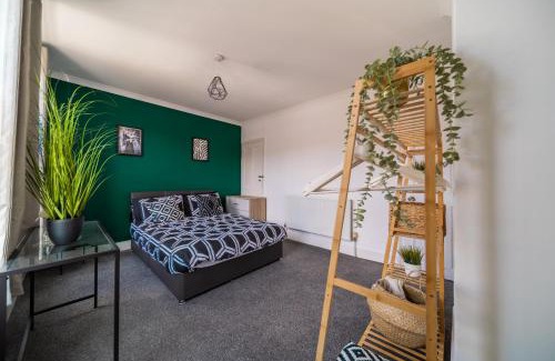 Wainscot House | CastleView Haven - Contractors welcome -Strood Rochester sleeps 12