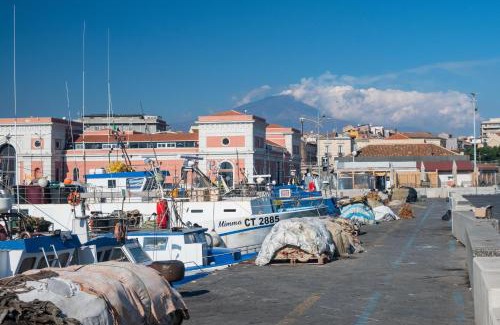 Old Town Boat Rental | Catamarano Miragua - Resort on board in Catania