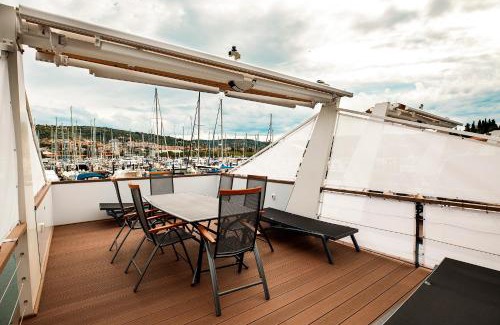 Seca Apartment | Categorical Floating House