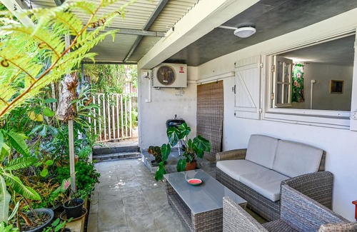 Sainte-Clotilde Cottage | Ce Logement Calme et Sans vis à vis Dispose D'une Piscine Avec Jacuzzi