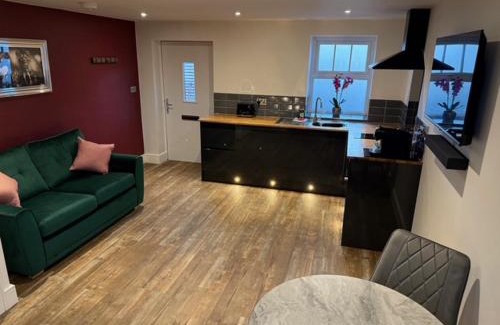Nantwich Apartment | Cedar Barn - Nantwich, with Hot Tub