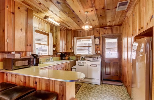 South Lake Tahoe Cabin | Cedar Cabin Lake Tahoe -Walking Distance to the Lake and Heavenly Gondola