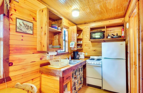 Davis Apartment | ‘Cedar Falls Cabins #6’: Hillside w/Views!