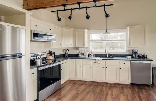 Fredericksburg House | Cedar Haus: Modern Guesthouse in Fredericksburg