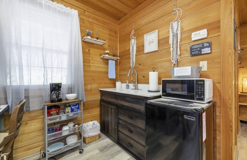 Cedar Key Cabin | Cedar Hill Depot: Historic charmer 3 blocks from the Gulf