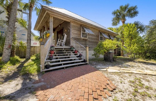 Cedar Key Cabin | Cedar Hill Depot: Historic charmer 3 blocks from the Gulf