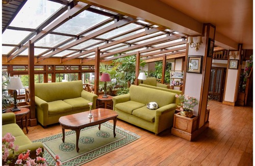 Darjeeling Hotel | Cedar Inn