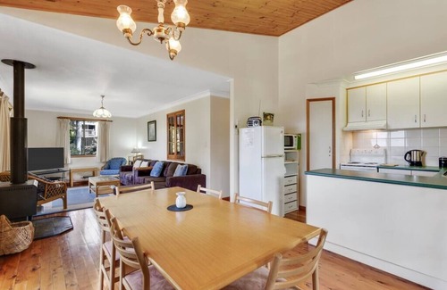 Ravensbourne Ski Chalet | Cedar Lodge Cosy Mountain Retreat 3 Bedrooms